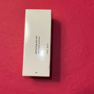 Glossier Perfecting Skin Tint- Shade G4
